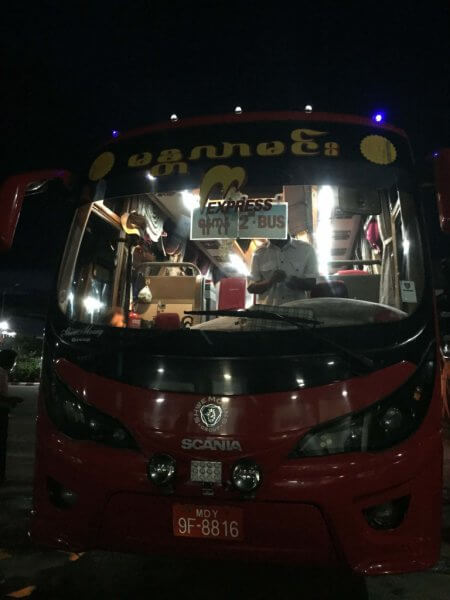 バガン　ヤンゴン　バス移動