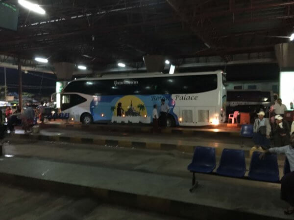 バガン　ヤンゴン　バス移動